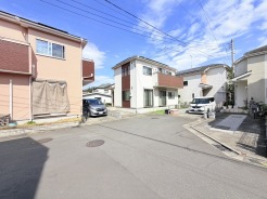 戸建てが立ち並ぶ静かな住宅街。四季折々の移り変わりを感じながら自然と楽しみ、暮らす、そんな毎日を日々の中で感じられる住環境
