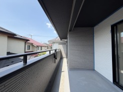 陽ざしが差込む明るいバルコニー。奥行きのあるバルコニーはお洗濯時に助かります。
