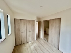 扉を開放するとLDKと洋室を一体利用できる空間!扉を閉めると独立した空間としても活用できます。