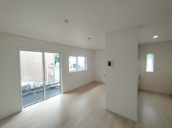 家族や友人、両親、親戚とこれから沢山の時間を紡ぐのだろう。そこを彩るのは窓から見える青い空、心地よい緑。そんなイメージが膨らむリビングスペース。

