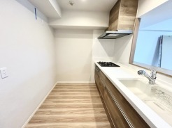 家族団欒のリビング。陽光差し込む食卓には家族の会話とスマイルが溢れます。いつまでもここで食卓を囲みたくなる、そう感じさせてくれるスペース。
