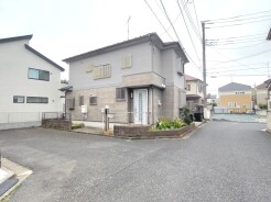 戸建てが立ち並ぶ静かな住宅街。四季折々の移り変わりを感じながら自然と楽しみ、暮らす、そんな毎日を日々の中で感じられる住環境
