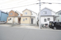 戸建てが立ち並ぶ静かな住宅街。四季折々の移り変わりを感じながら自然と楽しみ、暮らす、そんな毎日を日々の中で感じられる住環境
