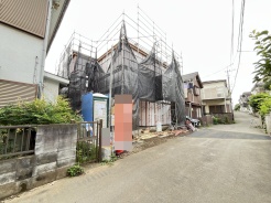 戸建てが立ち並ぶ静かな住宅街。四季折々の移り変わりを感じながら自然と楽しみ、暮らす、そんな毎日を日々の中で感じられる住環境
