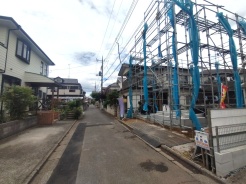 戸建てが立ち並ぶ静かな住宅街。四季折々の移り変わりを感じながら自然と楽しみ、暮らす、そんな毎日を日々の中で感じられる住環境
