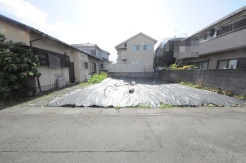 戸建てが立ち並ぶ静かな住宅街。四季折々の移り変わりを感じながら自然と楽しみ、暮らす、そんな毎日を日々の中で感じられる住環境
