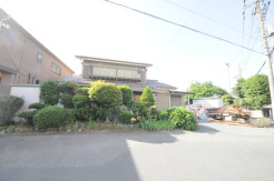 戸建てが立ち並ぶ静かな住宅街。四季折々の移り変わりを感じながら自然と楽しみ、暮らす、そんな毎日を日々の中で感じられる住環境
