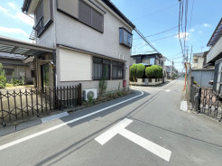 空が広がる穏やかな住環境に佇む、日々の生活を静かに包み込む落ち着いた表情の外観です