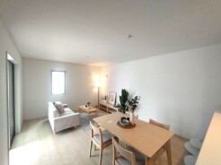家族団欒のリビング。陽光差し込む食卓には家族の会話とスマイルが溢れます。いつまでもここで食卓を囲みたくなる、そう感じさせてくれるスペース。
