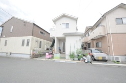 戸建てが立ち並ぶ静かな住宅街。四季折々の移り変わりを感じながら自然と楽しみ、暮らす、そんな毎日を日々の中で感じられる住環境
