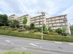 戸建てが立ち並ぶ静かな住宅街。四季折々の移り変わりを感じながら自然と楽しみ、暮らす、そんな毎日を日々の中で感じられる住環境
