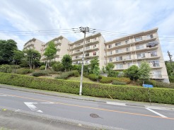窓から眺める風景は一日の疲れを癒すヒーリングを奏でる、心地の良い時間を演出してくれます。室内も重要ですが、周りの環境もマイホーム選びの大事なポイント
