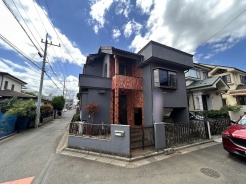 戸建てが立ち並ぶ静かな住宅街。四季折々の移り変わりを感じながら自然と楽しみ、暮らす、そんな毎日を日々の中で感じられる住環境
