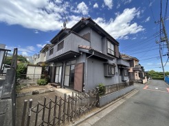 南側が開けておりますので、明るいお家です。