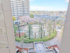 季節の移ろいを感じさせる豊かな緑が広がり、日常に穏やかな安らぎと開放感をもたらしてくれます

