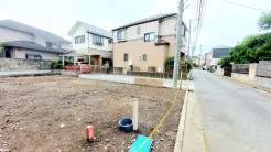 戸建てが立ち並ぶ静かな住宅街。四季折々の移り変わりを感じながら自然と楽しみ、暮らす、そんな毎日を日々の中で感じられる住環境
