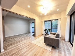 夕食の時間。家族、友人、両親、親戚との会話がより料理を美味しくしてくれる。あっという間に時間が過ぎてしまう居心地の良さは、普段はほっとする空間としてここにあります。
