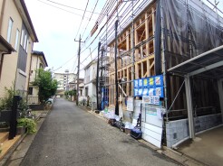 戸建てが立ち並ぶ静かな住宅街。四季折々の移り変わりを感じながら自然と楽しみ、暮らす、そんな毎日を日々の中で感じられる住環境
