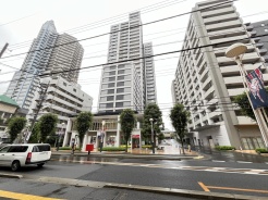 空に向かって凛とそびえるフォルム。存在感を放ちながらも、周囲の景観と穏やかに調和しています
