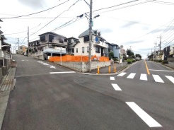 前面道路は広く、駐車がしやすいです。
