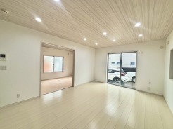 家族が一番集まる場所だから広々としつつも素敵な空間であって欲しい。皆がくつろぐリビングからキッチンまでが一つに繋がる空間。
