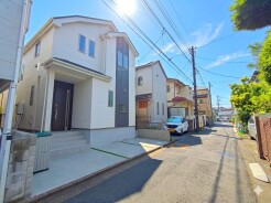 前面道路は周辺住民以外の交通がほとんど無く、閑静で安全な住環境が保たれやすい立地です。