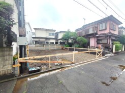 戸建てが立ち並ぶ静かな住宅街。四季折々の移り変わりを感じながら自然と楽しみ、暮らす、そんな毎日を日々の中で感じられる住環境
