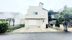 6m幅員の道路に面しておりお車の運転が苦手な方でも安心して出入りいただけます。
