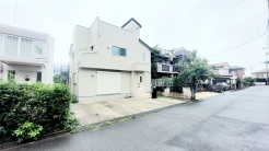 戸建てが立ち並ぶ静かな住宅街。四季折々の移り変わりを感じながら自然と楽しみ、暮らす、そんな毎日を日々の中で感じられる住環境
