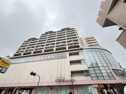 周囲と調和するモダンな外観デザイン。都市生活の拠点としてふさわしい、安定感のある佇まいです
