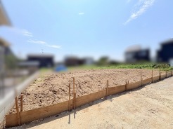 どこまでも広がる空の下、新しい暮らしの始まりを静かに予感させる開放的な敷地です。