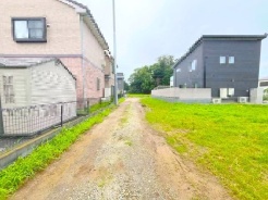 車通りの少ない閑静な住宅地、のびのびした子育てに適します。
