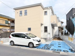 穏やかな色合いの壁が、落ち着きのある住まいを演出しています。