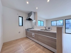 カウンターからはリビングが広く見渡せ、ご家族とのコミュニケーションも弾みます。
