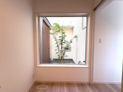 玄関正面の坪庭