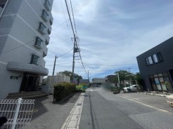 前面道路は歩道も整備され、小さなお子様にも安心です。
