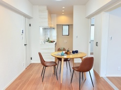 家具も配置し実際の生活もイメージしやすくなっています。ぜひ現地でご覧ください。