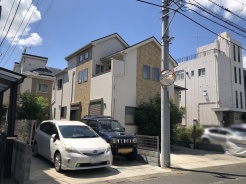 カースペース並列2台分を確保しております。車幅等、現地にてご確認下さい。