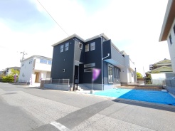 モダンな外観が街並みに映える、洗練された住まい。