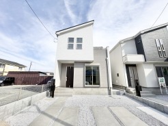 モダンなデザインが、穏やかな空と調和する住まい