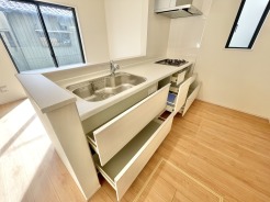 キッチン収納でキッチン回りはいつもきれい。ワンランク上の快適さを。
清潔感あふれる空間に、ゆったりとした収納スペースが広がるキッチン