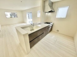 広々とした空間に、洗練されたモダンなキッチンが調和する住まい