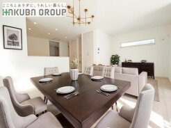 日当たりのいい２階リビングはプライベート性も高く、落ち着いて暮らせます。

※本画像はCGで作成しており、実際に現地に家具は置かれておりません。また、価格に家具は含まれておりません。
