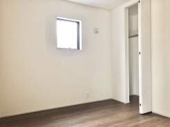 書斎にもおすすめのリビング脇洋室。