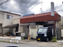 店舗正面です。車スペースあります。