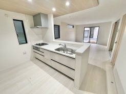 洗練された空間が広がり、心地よい調和を生み出します