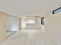 洗練された空間に、柔らかな木目の温もりが調和する住まい