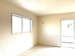 広々とした空間に、柔らかな光が満ちる心地よい佇まい。