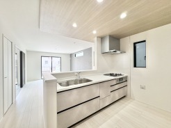 木目調の天井が温かみと広がりを感じさせる、洗練された空間。