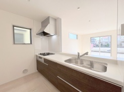 生活感溢れる空間に、心地よい広がりを感じさせるキッチン。